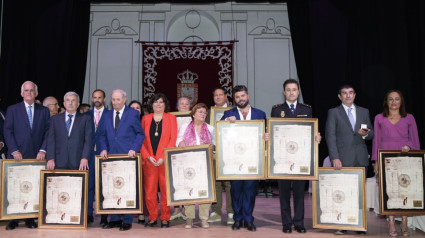 Acto Día de la Ciudad Entrega Insignias de Oro