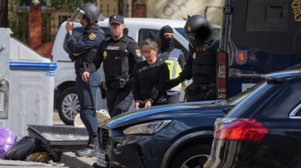 Efectivos de la Policía Nacional desplegados en el Polígono Sur.