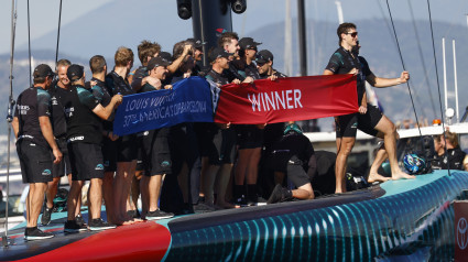 Los miembros del equipo Emirates New Zealand, celebran la victoria.