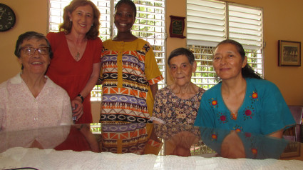 Patricia Rosety con las dominicas en El Seybo, República Dominicana.