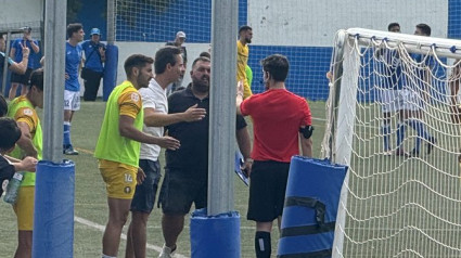 Alberto Castillo en el momento que es expulsado por el colegiado del partido