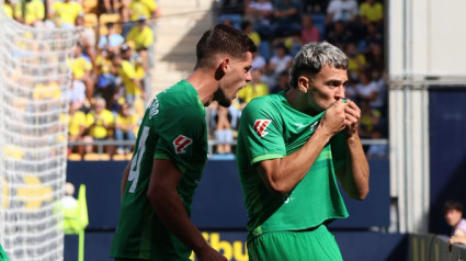 Arana besa el escudo del Racing tras marcar al Cádiz