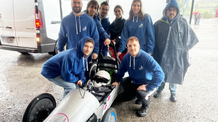 El equipo EPEF Racing Team acompañado por los profesores de la Escuela Politécnica de Ingeniería