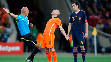 Wesley Sneijder y Sergio Busquets, durante la final del Mundial de Sudáfrica, en 2010