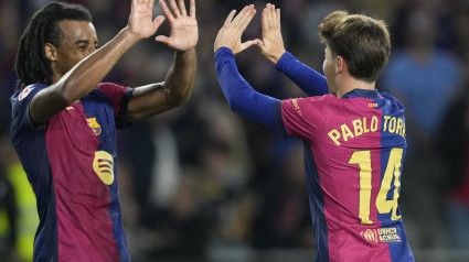 Pablo Torre celebra su primer gol con Koundé