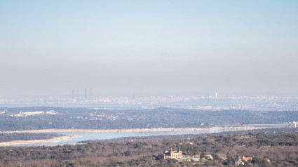 Vista panorámica de Madrid, España. Cielo azul con nubes de contaminación.