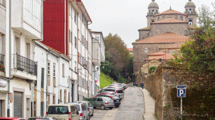 Rua Castineiros y el Convento de San Francisco - Santiago de Compostela, Galicia, España