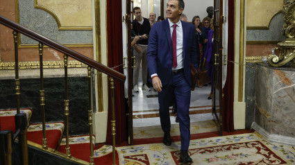 El presidente del Ejecutivo, Pedro Sánchez, llega al hemiciclo para asistir a la sesión de control que este miércoles se celebra en el Congreso