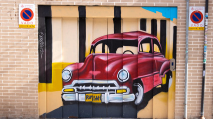 Grafiti en la puerta de un garaje en el barrio de Ruzafa, Valencia, España