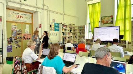 Alumnos de las Aulas de capacitación Digital, durante una de la clases en Lorca