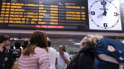 Pasajeros afectados esperando alguna solución