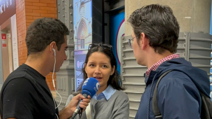 Alberto Herrera hablando con viajeros en la estación de Atocha en Madrid