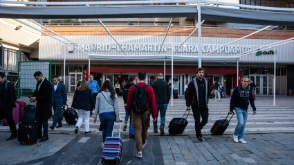 Viajeros con maletas en la puerta de la estación de tren de Chamartín