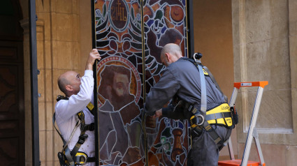 Colocación de vidrieras en la Catedral de Murcia