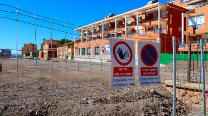 Bloques de viviendas junto a las obras de soterramiento del Ave en Lorca