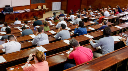 Opositores realizando un examen