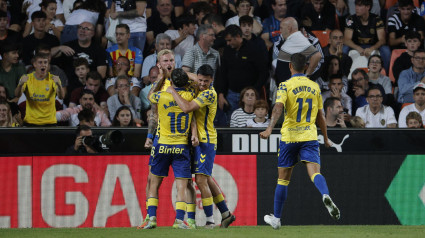 Las Palmas celebra el gol de Moleiro al Valencia