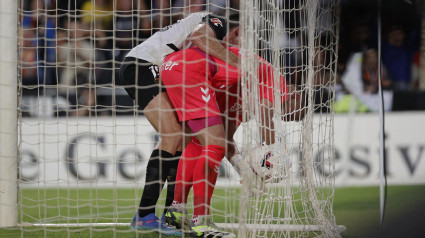 VALENCIA, 21/10/2024.- El defensa del Valencia, César Tárrega (i) y el guardameta neerlandés de la UD Las Palmas, Jasper Cillessen, tras el segundo gol del equipo valencianista durante el encuentro correspondiente a la décima jornada de La Liga EA Sports que disputan hoy lunes Valencia y Las Palmas en el estadio de Mestalla, en Valencia. EFE / Manuel Bruque.