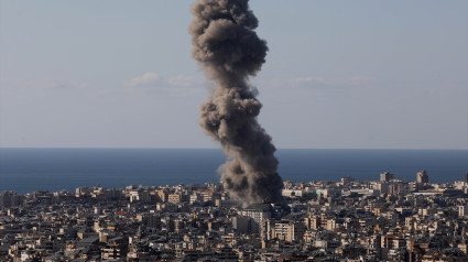 Columnas de humo tras los ataques aéreos israelíes en el suburbio sur de Beirut, Líbano, el 19 de octubre de 2024.