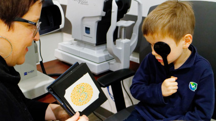 Un niño pequeño (5 años) se hace su primer examen de la vista