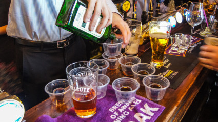 Un camarero sirviendo Jagerbombs en la barra.