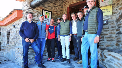 Visita al Postero Alto, con el delegado de Sostenibilidad de la Junta en Granada, Manuel Francisco García, a la izquierda en la imagen, y el director del espacio natural de Sierra Nevada, Francisco Muñoz, a la derecha