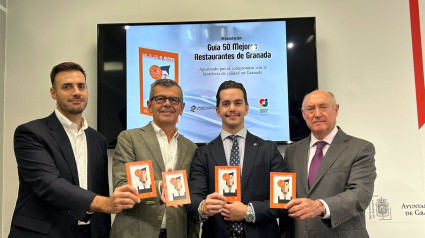 Los ediles de Juventud, Fernando Parra, y de Turismo, Juan Ramón Ferreira, junto con el crítico gastronómico Alfonso Campos y el secretario de la Federación de Empresas de Hostelería, Antonio García, de izquierda a derecha en la imagen