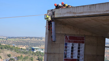 Bomberos de Toledo preparando una maniobra de rescate de altura en el Miradero