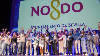 El alcalde de Sevilla, con los jóvenes asistentes a la jornada Sputnik