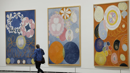 El Museo Guggenheim Bilbao ha presentado este jueves una exposición que recorre toda la carrera de la pionera de la pintura abstracta Hilma af Klint