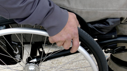 Un paciente con discapacidad pide una habitación adaptada a sus necesidades en el hospital de la Arrixaca