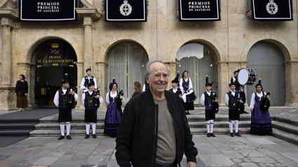 Serrat con los gaiteros en Oviedo