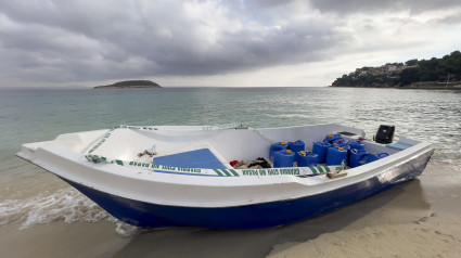 Este jueves han sido interceptados en la playa de Magaluf, en el municipio mallorquín de Calvià, 14 magrebíes llegados en una patera. La Guardia Civil ha detenido durante el miércoles y la madrugada de este jueves a 192 inmigrantes llegados de forma irregular a las costas de Mallorca, Formentera e Ibiza en 13 pateras. EFE/CATI CLADERA