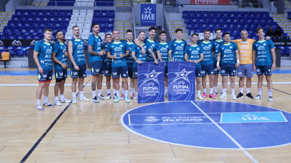 La plantilla del Illes Balears Palma Futsal, posando en Son Moix antes del entrenamiento