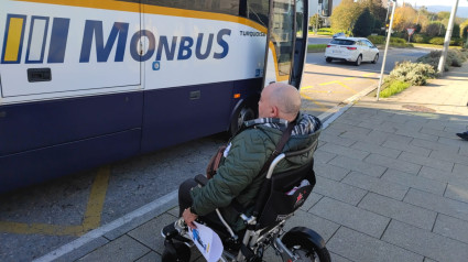 Una persona en silla de ruedas se queda en la parada porque el bus no despliega la rampa