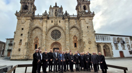 Foto de familia de tods los obispos en la praza da Catedral