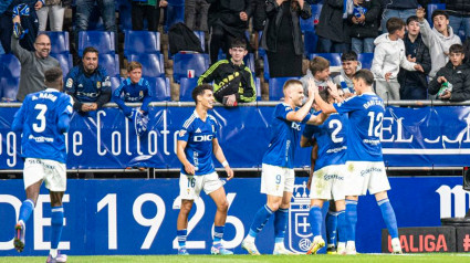 Los jugadores del Real Oviedo celebran uno de los cuatro goles marcados al Mirandés