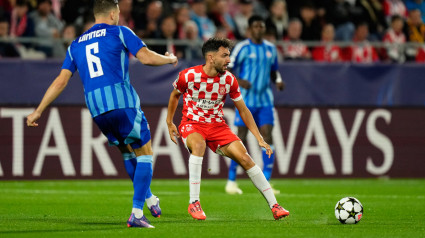 El centrocampista del Girona, Iván Martín, observa el pase del jugador del Slovan Bratislava, Kevin Wimmer