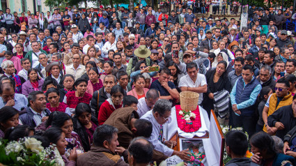 Cientos de personas participan en una misa de cuerpo presente del sacerdote asesinado Marcelo Pérez Pérez, este lunes en San Andrés Larráinzar, en el estado de Chiapas (México)