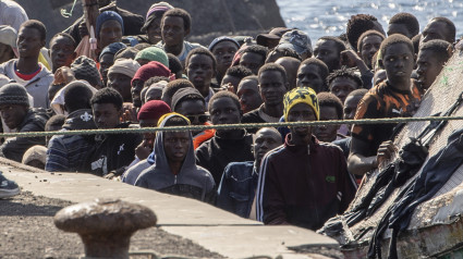 Varios migrantes a su llegada al puerto de La Restinga, a 22 de septiembre de 2024, en El Hierro, Canarias (España)