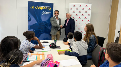 El presidente Autonómico de Cruz Roja, Jesús Esteban y Luis Aznal, director de comunicación de La Despensa, en la sede de Cruz Roja