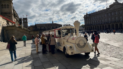 Tren turístico de Santiago en la Plaza del Obradoiro en su último día en servicio