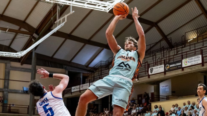 Un instante del duelo entre Palmer Basket y CB Prat