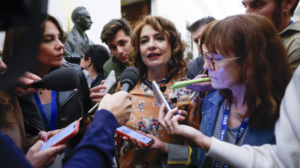 María Jesús Montero hablando de Ayuso y su pareja a los periodistas en el Congreso