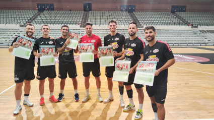 Los jugadores de ElPozo Murcia FS posan con el calendario ASSIDO