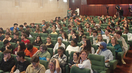 lumnos en la jornada previa Bombillas Rotas