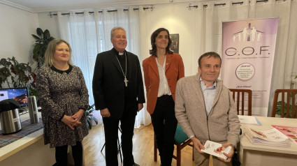 El arzobispo de Burgos, Mario Iceta, junto a parte del equipo del Centro de Orientación Familiar.