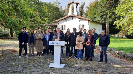 Cargos del PP vasco celebran en  Vitoria los 45 años del Estatuto de Gernika