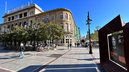 Mural de Serrat en Gijón, con el Teatro Jovellanos al fondo