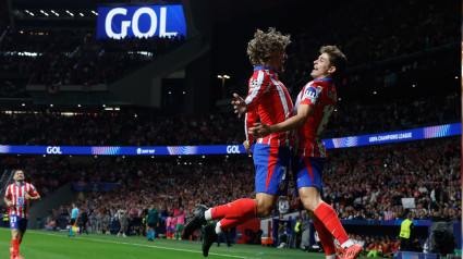 Griezmann y Julián Álvarez celebran en primer tanto del Atlético de Madrid al Lille